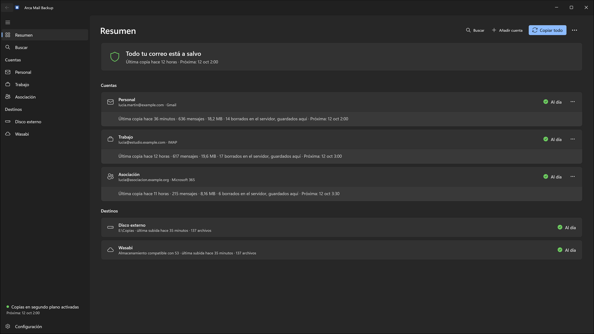 Arca Mail Backup para Windows, página Resumen: «Todo tu correo está a salvo». Tres cuentas (Personal en Gmail, Trabajo en IMAP y Asociación en Microsoft 365) y dos destinos, un disco externo y Wasabi, todos al día y con los mensajes borrados en el servidor guardados en la copia.