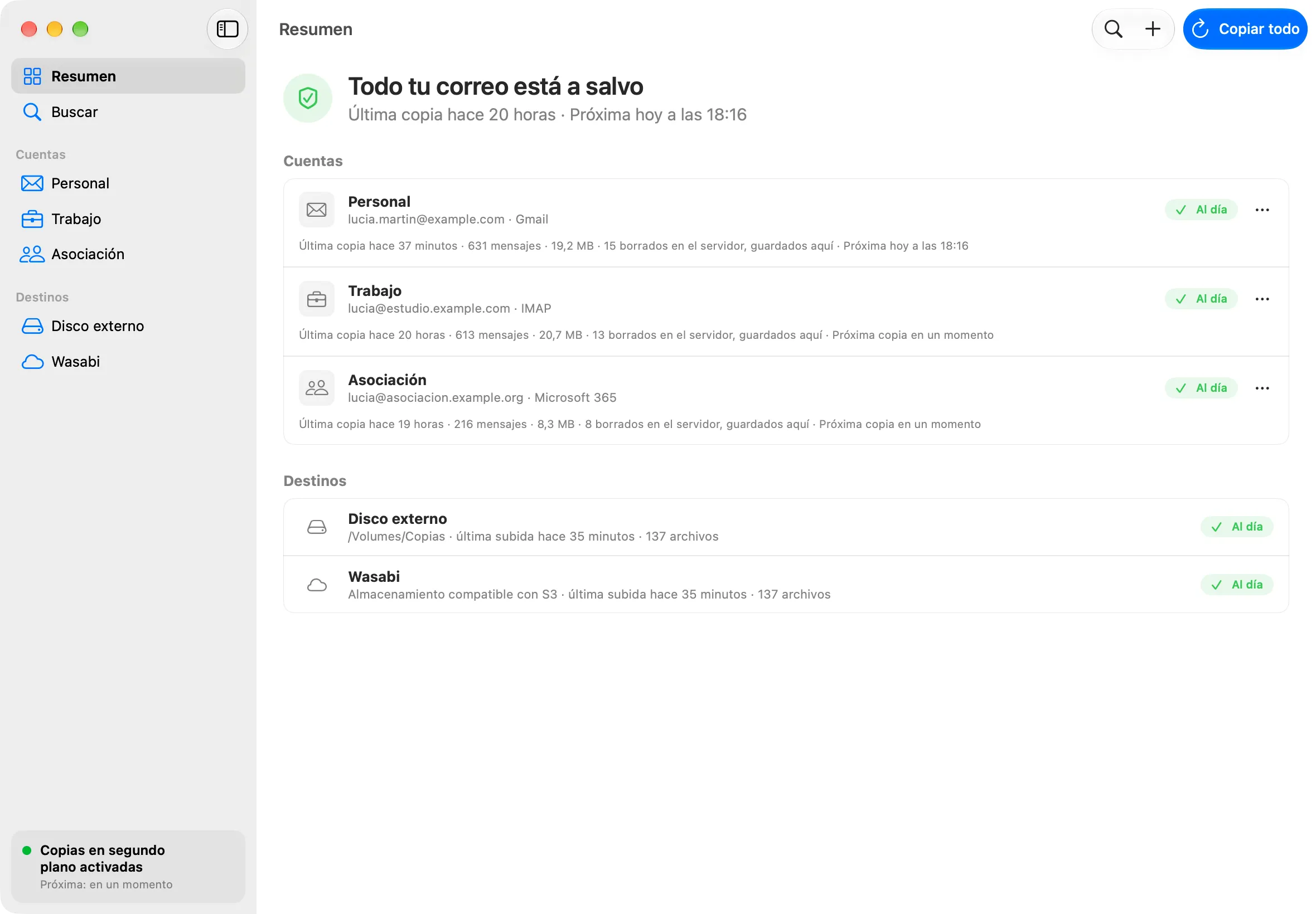 Ventana de resumen de Arca Mail Backup: «Todo tu correo está a salvo». Tres cuentas (Personal en Gmail, Trabajo en IMAP y Asociación en Microsoft 365) y dos destinos, un disco externo y Wasabi, todos al día.