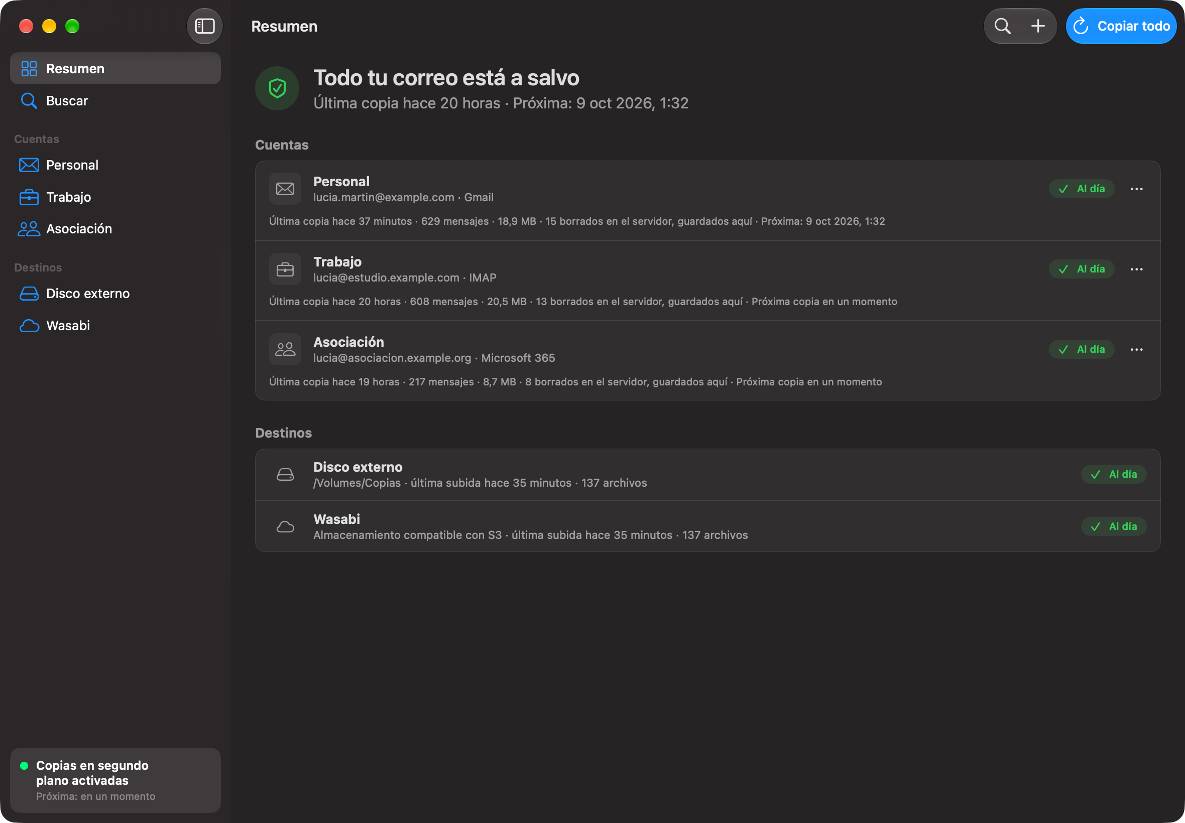 Ventana de resumen de Arca Mail Backup: «Todo tu correo está a salvo». Tres cuentas (Personal en Gmail, Trabajo en IMAP y Asociación en Microsoft 365) y dos destinos, un disco externo y Wasabi, todos al día y con los mensajes borrados en el servidor guardados en la copia.