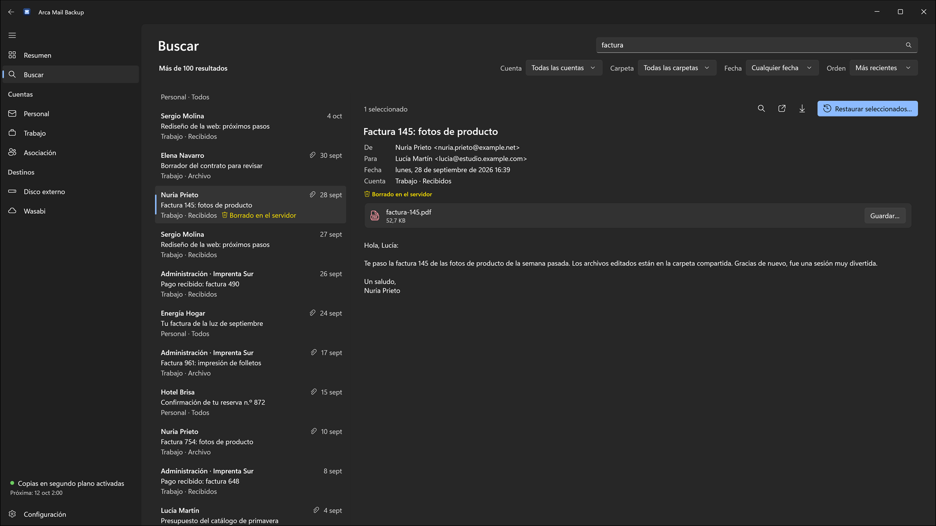 Página Buscar en Windows con la búsqueda «factura» en todas las cuentas. El mensaje elegido, «Factura 145: fotos de producto» con un PDF adjunto, está marcado como «Borrado en el servidor» y se puede restaurar o guardar.