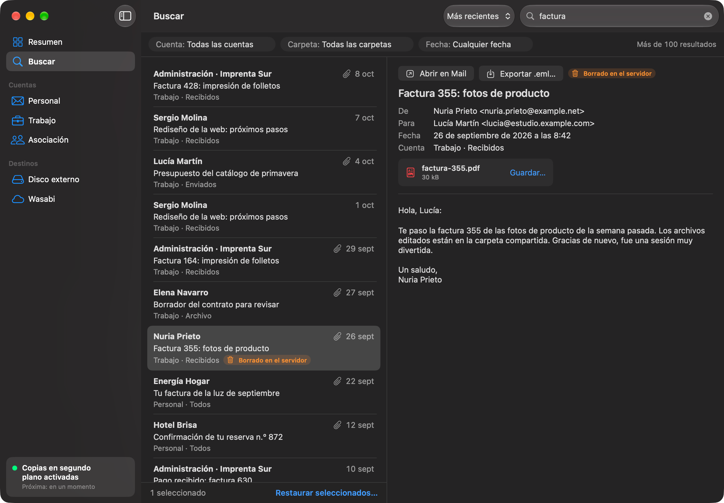 Ventana Buscar con la búsqueda «factura» en todas las cuentas. El mensaje elegido, «Factura 355: fotos de producto» con un PDF adjunto, está marcado como «Borrado en el servidor» y se puede restaurar o exportar como .eml.
