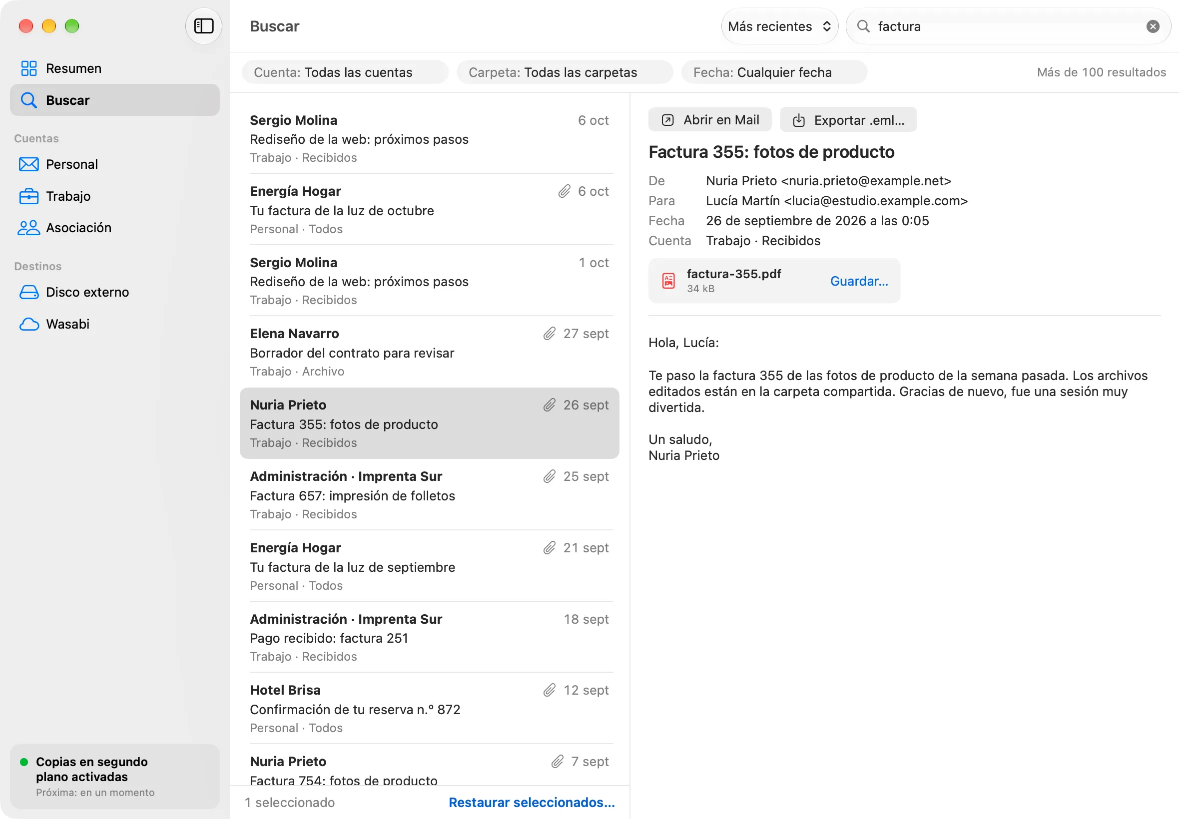 Ventana Buscar con la búsqueda «factura»: mensajes de las cuentas Personal y Trabajo, y la vista previa de «Factura 355: fotos de producto» con su PDF adjunto.